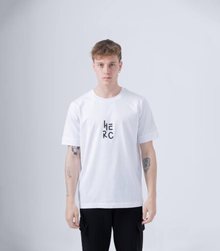 Ανδρικό λευκό βαμβακερό t-shirt με minimal τύπωμα HERC.