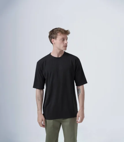Ανδρικό μαύρο χειμερινό T-shirt με λεπτή πλέξη