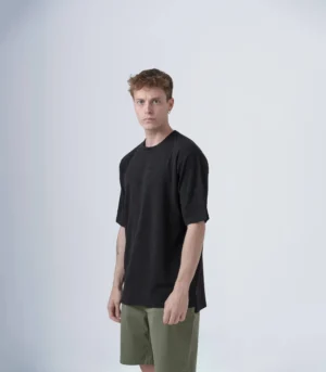 Ανδρικό μαύρο χειμερινό T-shirt με λεπτή πλέξη