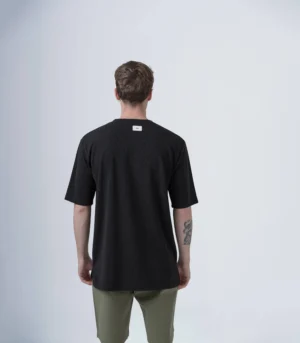 Ανδρικό μαύρο χειμερινό T-shirt με λεπτή πλέξη