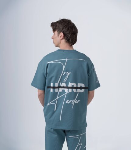 Ανδρικό graphic oversized T-shirt βεραμάν με τύπωμα HARD.