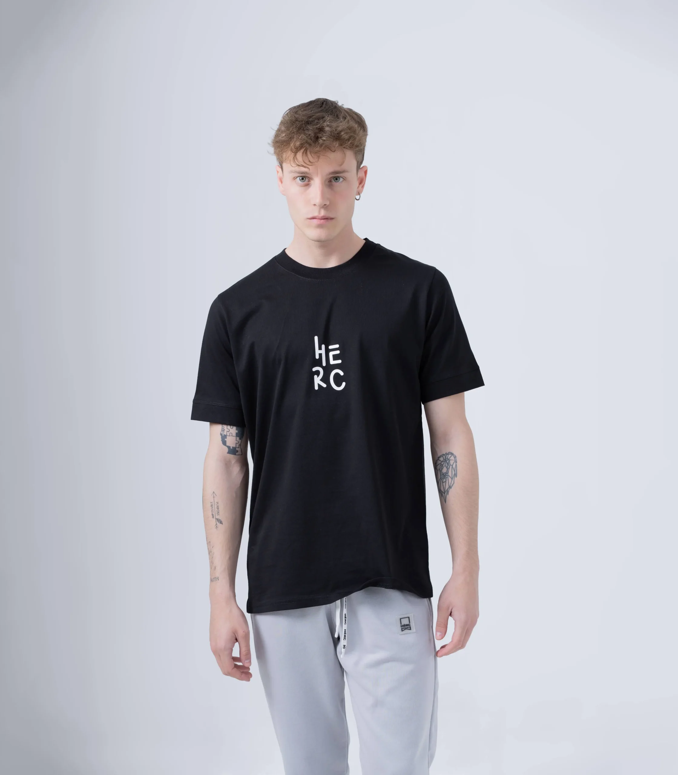 Ανδρικό μαύρο βαμβακερό t-shirt με τύπωμα Herc Ανδρικό μαύρο βαμβακερό t-shirt με τύπωμα Herc