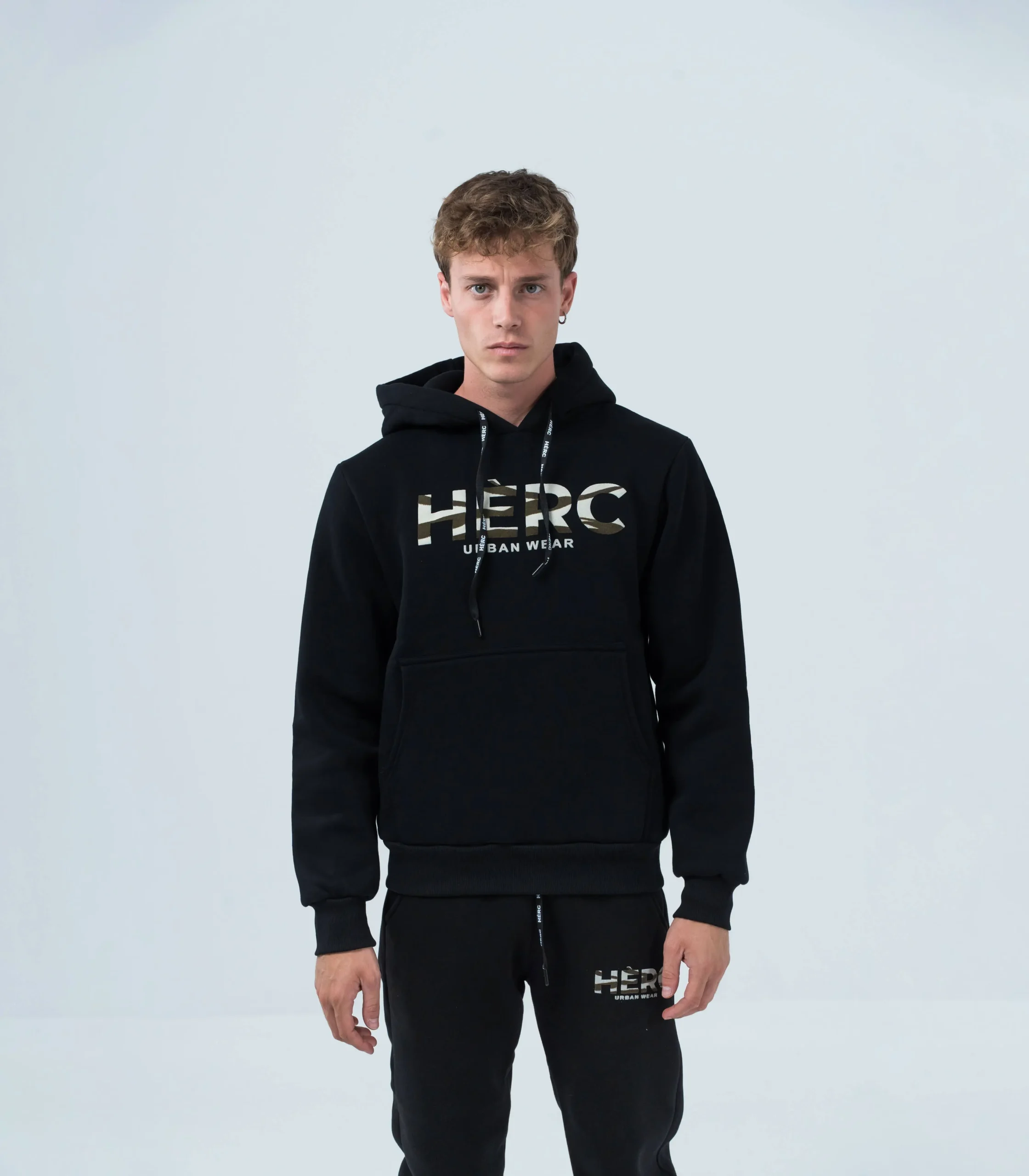 Ανδρικό μαύρο φούτερ με κουκούλα, επένδυση fleece και στάμπα παραλλαγής Ανδρικό μαύρο φούτερ με κουκούλα, επένδυση fleece και στάμπα παραλλαγής