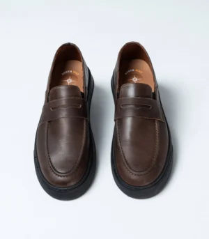 Ανδρικά καφέ loafers με μαύρη σόλα