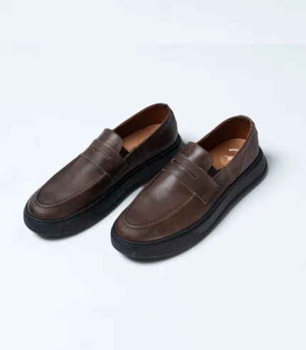 Ανδρικά καφέ loafers με μαύρη σόλα