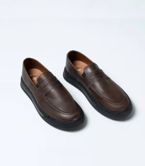 Ανδρικά καφέ loafers με μαύρη σόλα