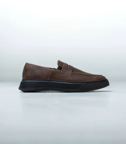 Ανδρικά καφέ loafers με μαύρη σόλα