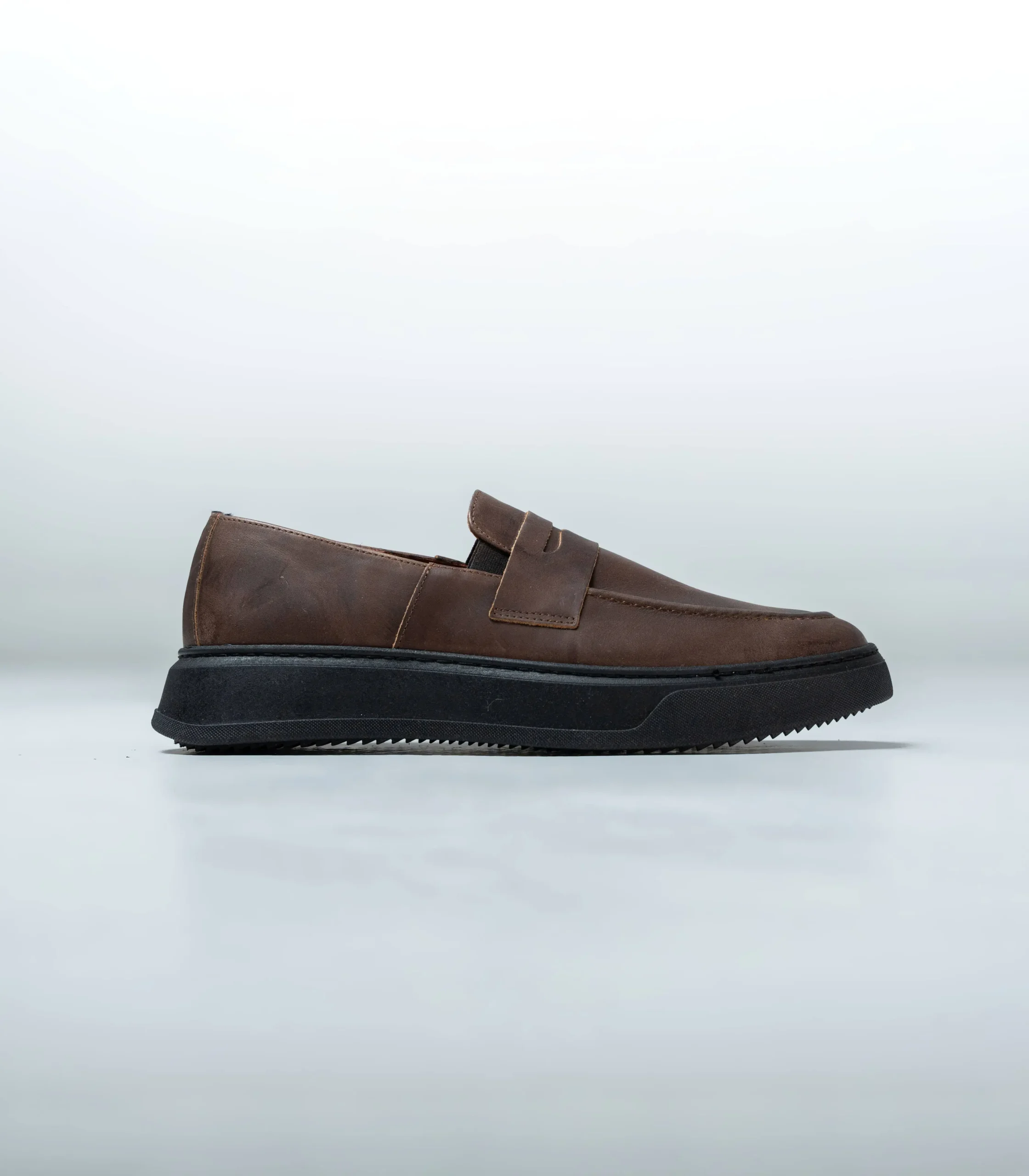 Ανδρικά καφέ loafers με μαύρη σόλα Ανδρικά καφέ loafers με μαύρη σόλα